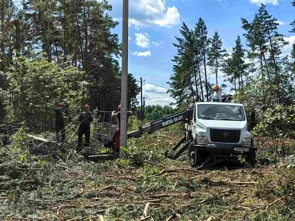 Над устранением последствий урагана в Гомельской области продолжают работать 70 бригад
