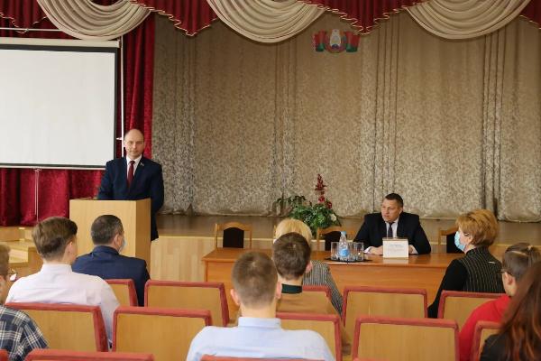 Генеральный директор ГПО «Белтопгаз» Алексей Кушнаренко встретился  с учащимися  Круглянской средней школы 