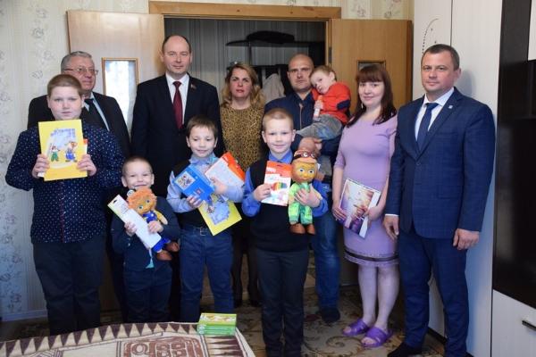 Генеральный директор ГПО "Белтопгаз" Алексей Кушнаренко посетил многодетную семью из г.Белыничи